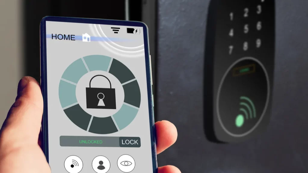 Išmanusis telefonas, valdantis skaitmeninę durų spyną.