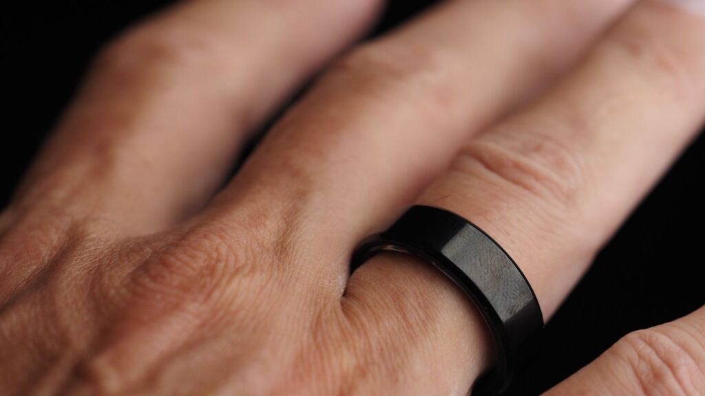 Protingo žiedo nešiojančio žmogaus vaizdas iš arti