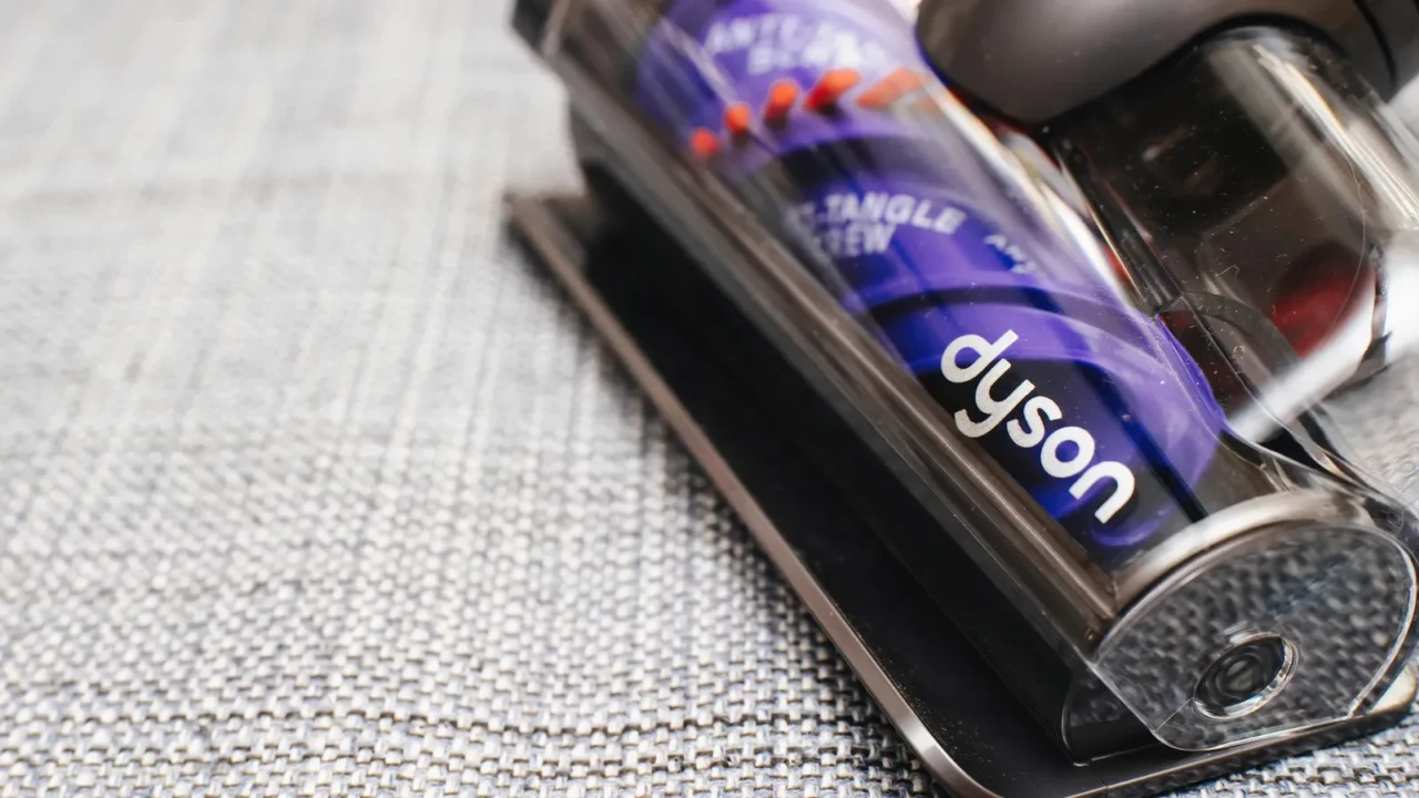 How Dyson’s cutting-edge vacuum adjusts to floors for unbeatable cleaning