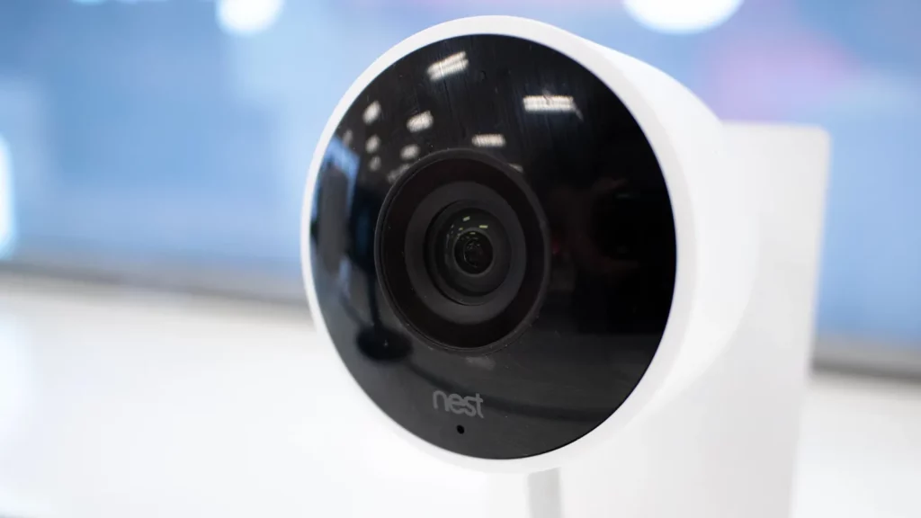„Google Nest“ fotoaparato vaizdas iš arti.