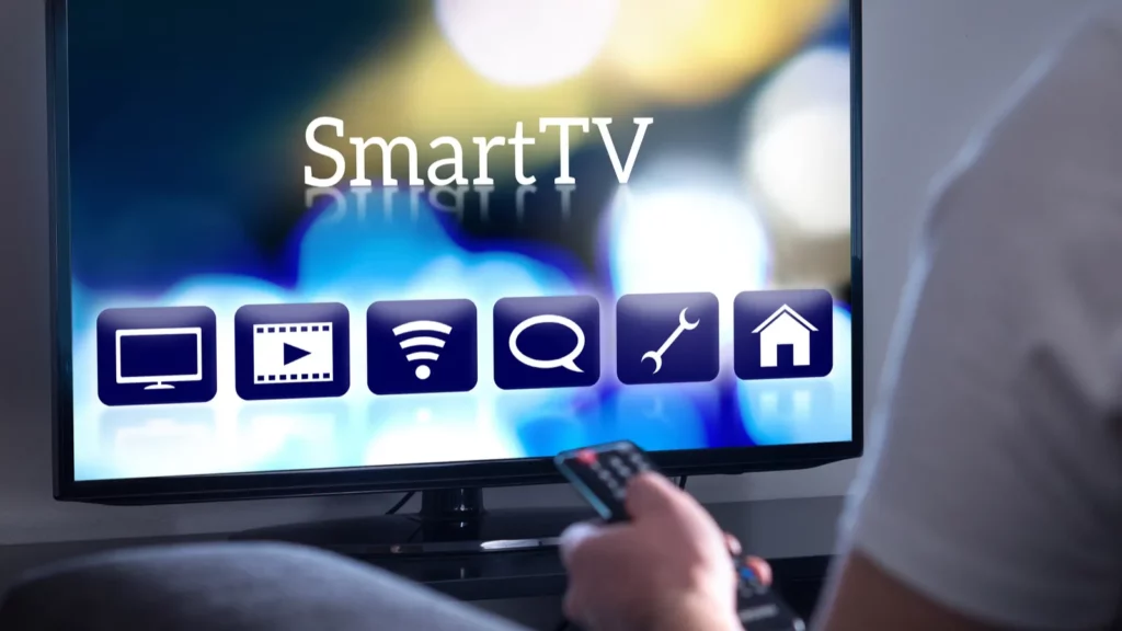 Asmuo, naudojantis „Smart TV“ nuotolinio valdymo pultą.