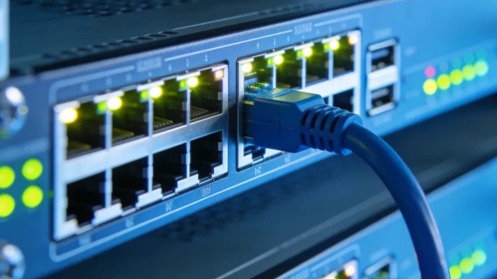 Ethernet kabelis tinklo jungiklyje.