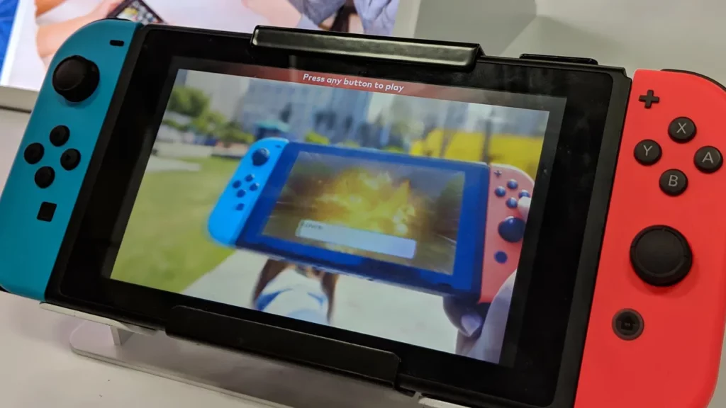 Rankinė konsolė, rodanti žaidimą