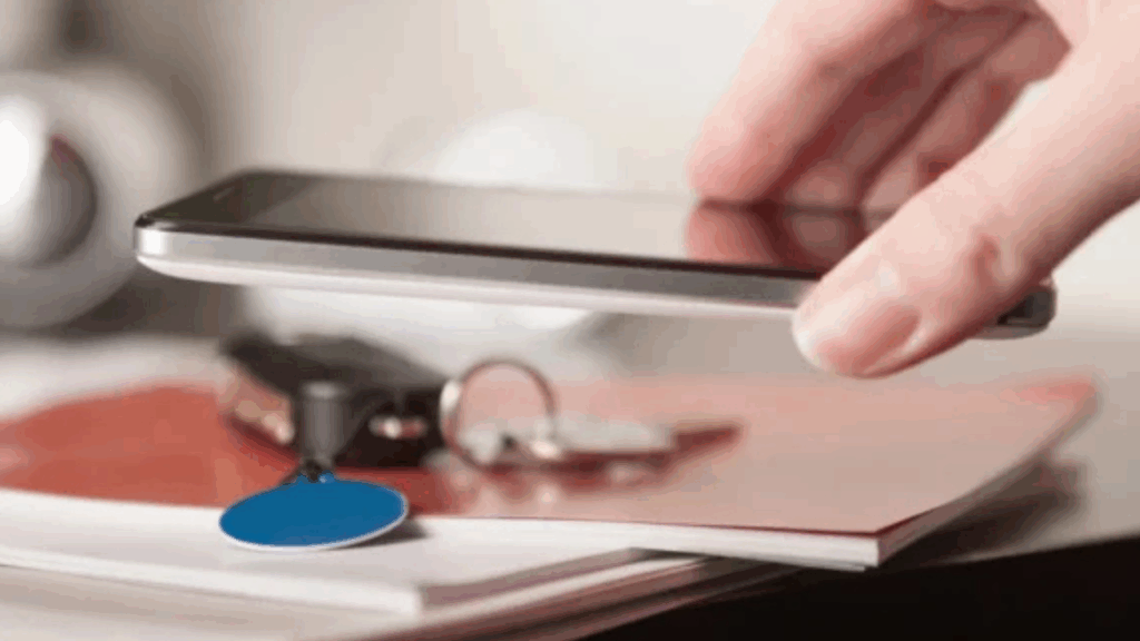 Laikykite telefoną ranka virš įrenginio.