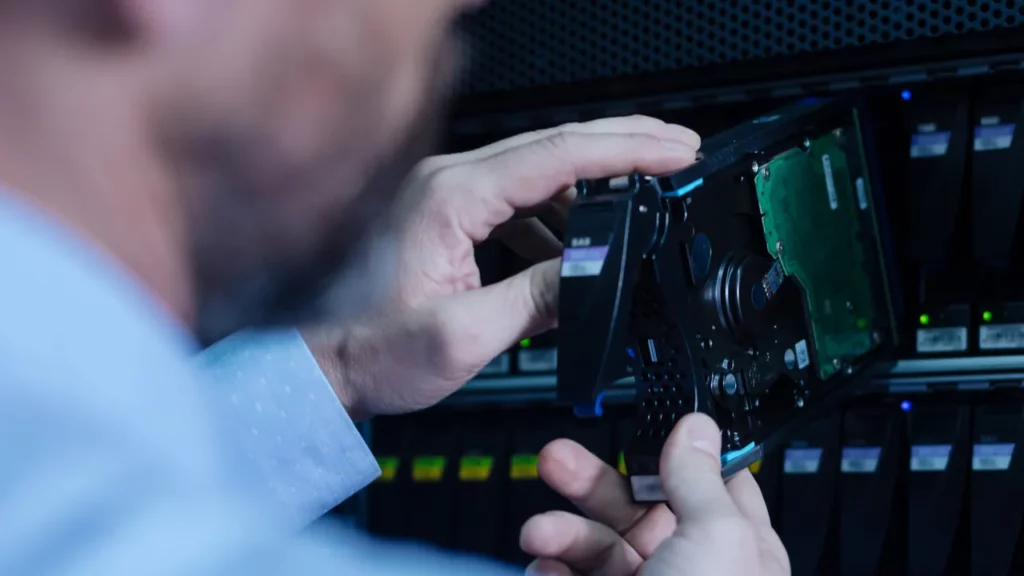 modernus stovo serveris pastatytas į savo vietą