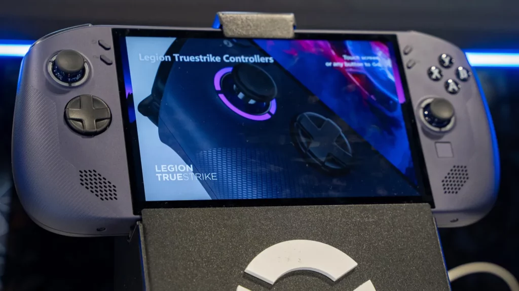 Lenovo legion go delninė žaidimų konsolė.