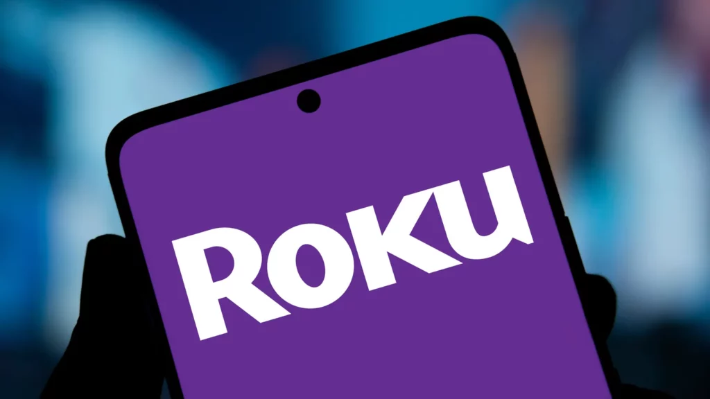 Roku logotipas rodomas išmaniajame telefone.