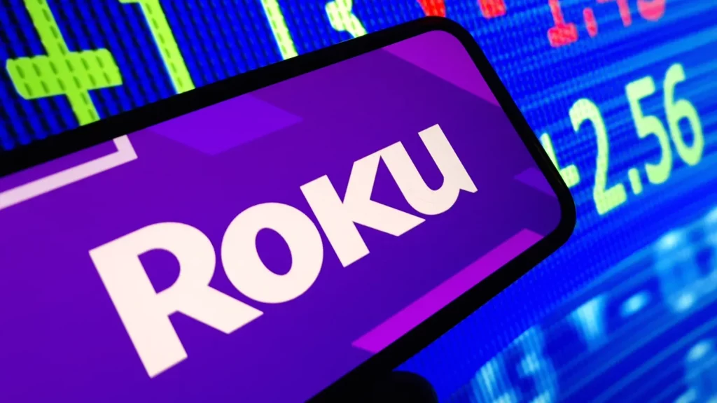 Roku logotipas išmaniojo telefono ekrane.