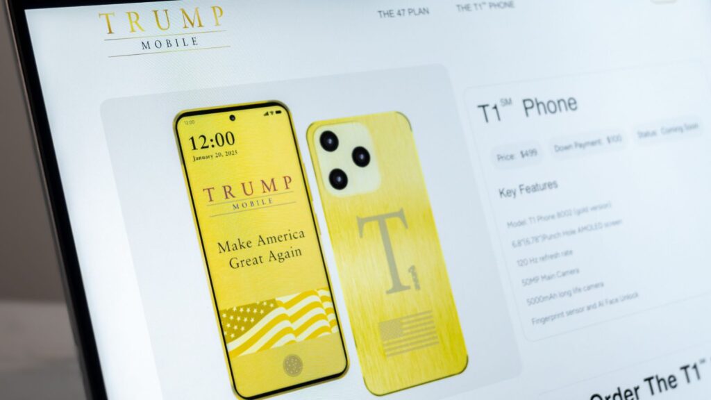 Trump Mobile T1 telefono išankstinio užsakymo puslapis rodomas nešiojamojo kompiuterio ekrane.