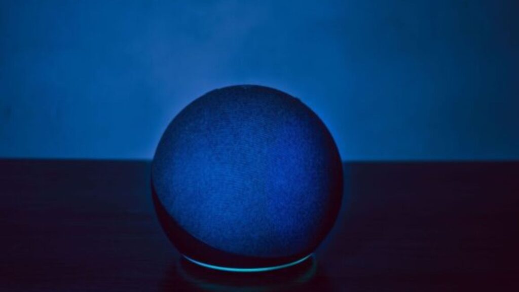Alexa Echo dot 5 Generation Voice asistentas, namų garsiakalbis, tamsi fotografija, mėlynas fonas