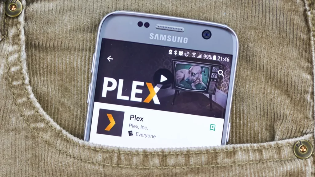 „Plex“ programa atidaroma išmaniajame telefone kišenėje.