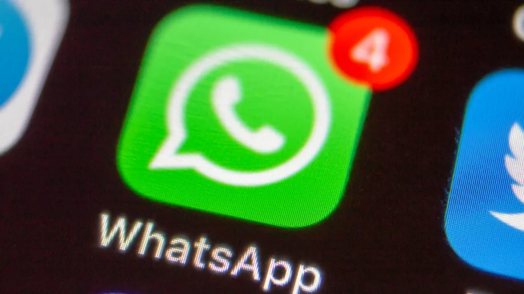 WhatsApp piktograma su 4 pranešimais.