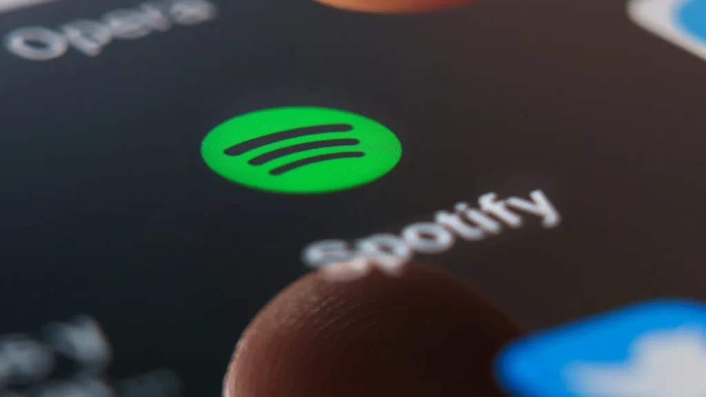 „Spotify“ programos piktograma telefono ekrane.