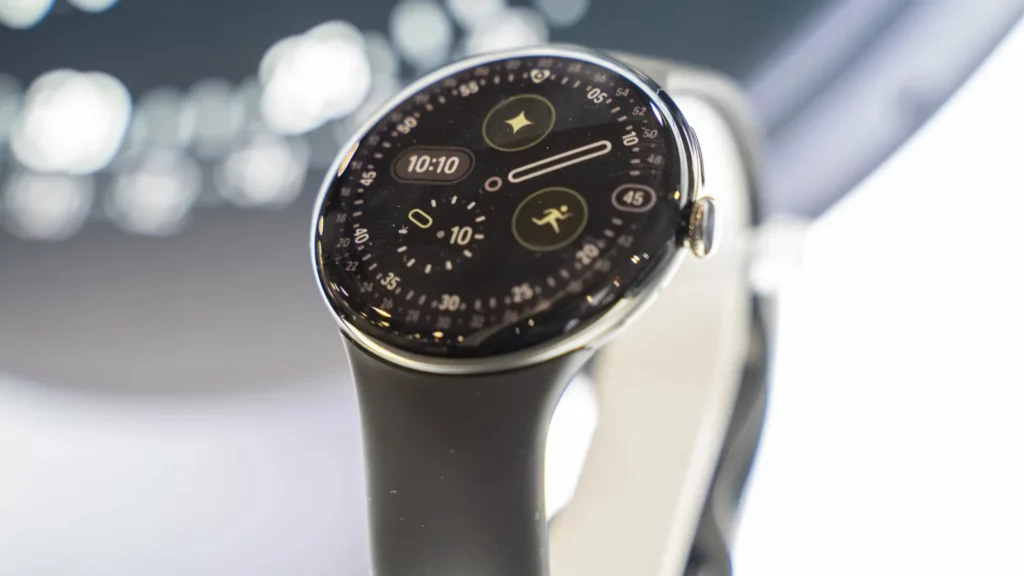 Google pixel watch 4 ekranas su išmaniųjų laikrodžių modeliais.