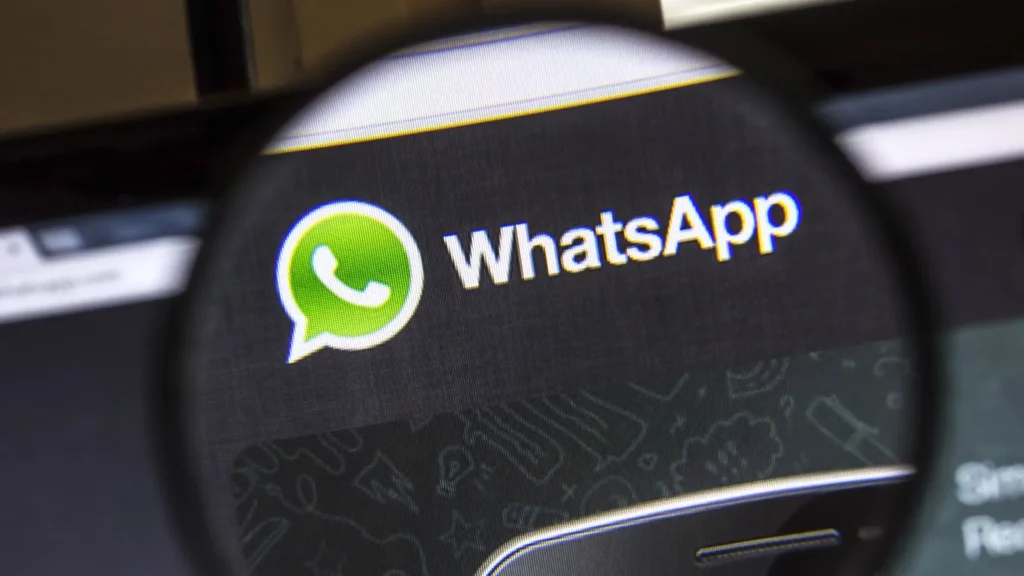 WhatsApp logotipas ekrane.