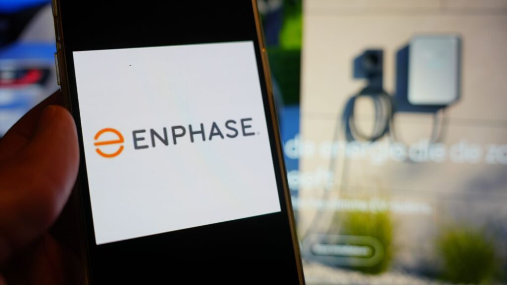 „Enphase“ logotipas išmaniojo telefono ekrane.